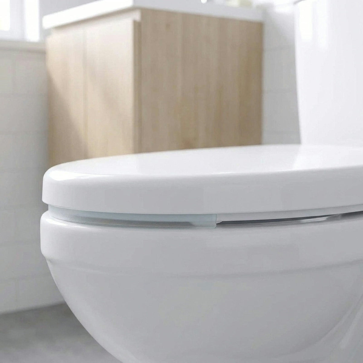 Front view of a closed toilet seat with the gap sealed by the frosted splash guard